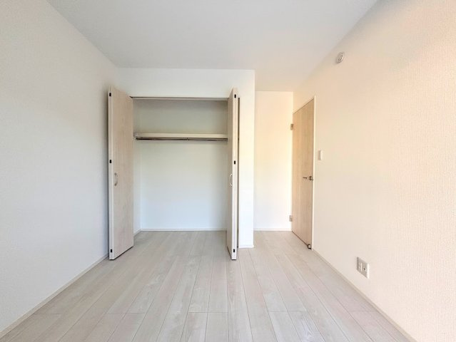 栄区飯島町　新築戸建ての洋室|◆感性を育むプライベートルームはシンプルでスマートな空間。好みの空間で読書をしたり、音楽を聞いたりと一人の時間も充実したものにできます。
