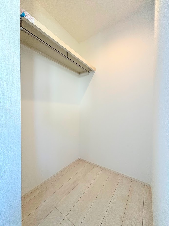 栄区飯島町　新築戸建ての収納|◆荷物の多い方には嬉しい収納スペースです。季節物やスーツの収納等にピッタリです。
