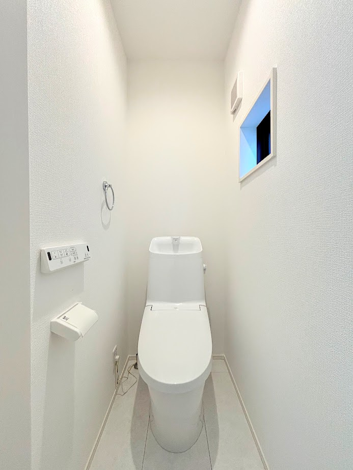 栄区飯島町　新築戸建てのトイレ|◆清潔感のある白を基調とした落ち着ける空間。小窓をもうけていますので、こもりやすい空気の入れ替えも簡単に行えますね！
