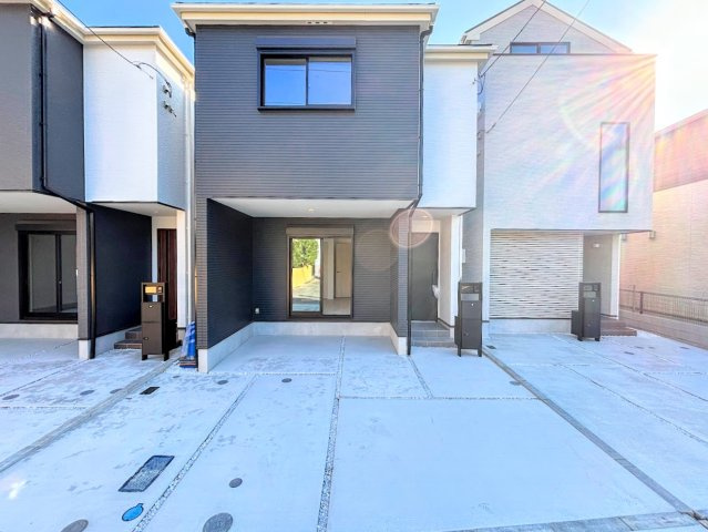 栄区飯島町　新築戸建ての駐車場|◆ゆったりとした駐車スペースを確保いたしましたので、お車2台駐車できます。自転車やバイクなど、ゆとりのある敷地で置き場所に困ることはないでしょう。
