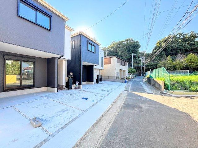 栄区飯島町　新築戸建ての前面道路含む現地写真|◆前面道路も幅員があり車の運転も安心！前面道路は閑静な住宅地。車通りの少ない道路です。お子様にも安心です。
