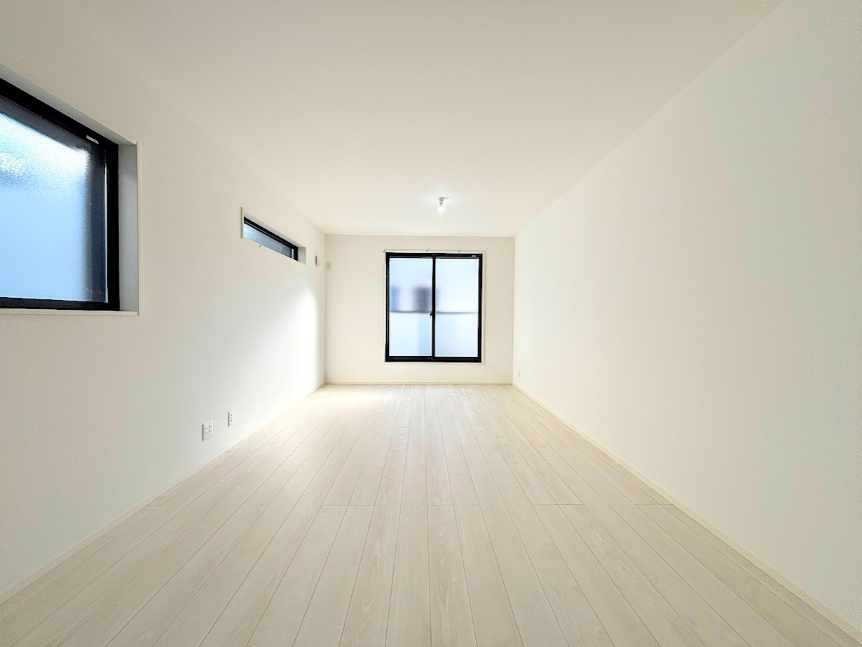 栄区飯島町　新築戸建ての居間・リビング|◆一家だんらんのスペースとなるＬＤＫ。窓から明るい光が差し込み、思わず家族の会話も弾む快適な空間。
