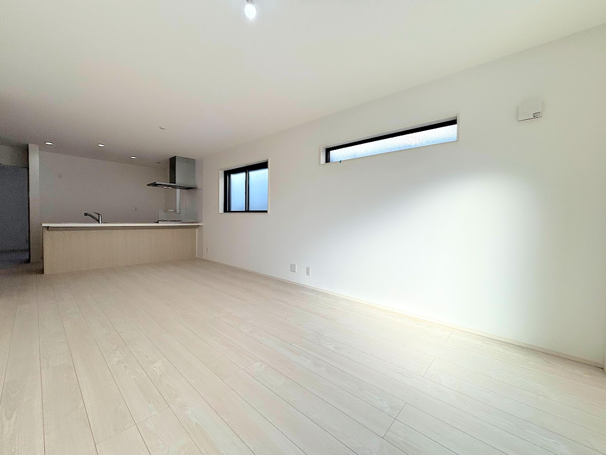 栄区飯島町　新築戸建ての居間・リビング|◆リビングは一日中太陽の光が射し込みます。家族が集まる空間は、自然と笑顔が溢れます！
