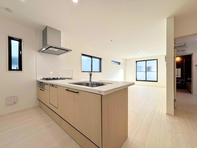 栄区飯島町　新築戸建てのキッチン|◆キッチンからダイニングやリビングが見渡せるキッチン。料理をしながら家族とコミュニケーションをとれるだけでなく、大きな開放感も得られることができます。
