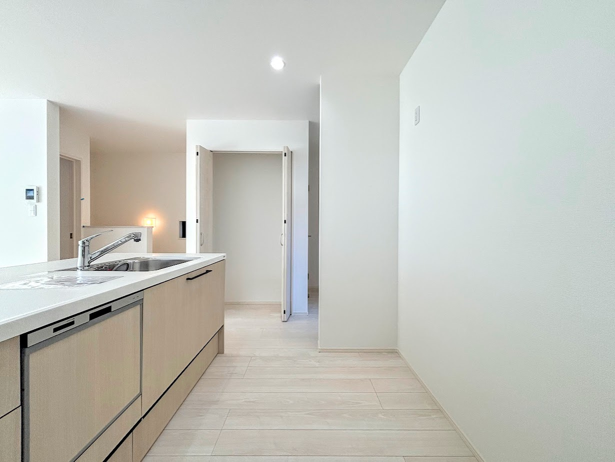 栄区飯島町　新築戸建てのキッチン|◆デザイン性と機能性を兼ね備えたキッチンです。リビングスペースとの一体感が生まれ、広々空間を演出してくれます。
