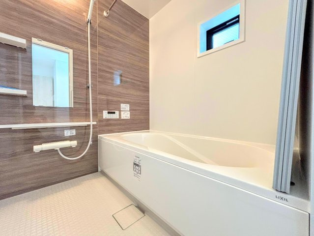 栄区飯島町　新築戸建ての浴室|◆お子様と一緒にバスタイムを楽しめる広々空間。浴室乾燥機付で心地よいバスタイムを実現します。
