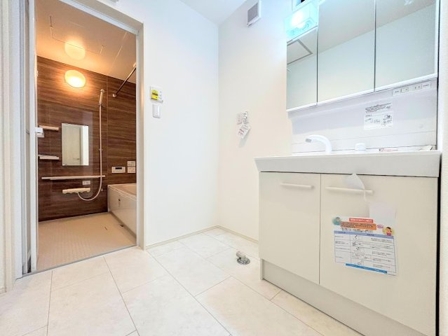 栄区飯島町　新築戸建ての洗面所|◆毎日使う場所だから、機能的で使いやすさに配慮したパウダールーム。すっきりと使えるように収納も豊富にご用意しています。
