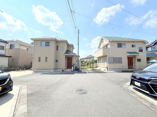 あきる野市牛沼　中古戸建　の前面道路含む現地写真