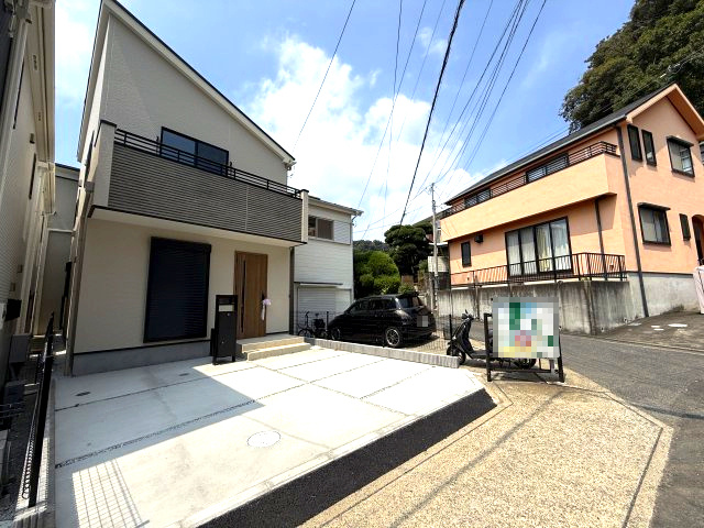 JR横須賀線「逗子」駅徒歩6分　ZEH水準省エネルギーハウスの前面道路含む現地写真|前面道路