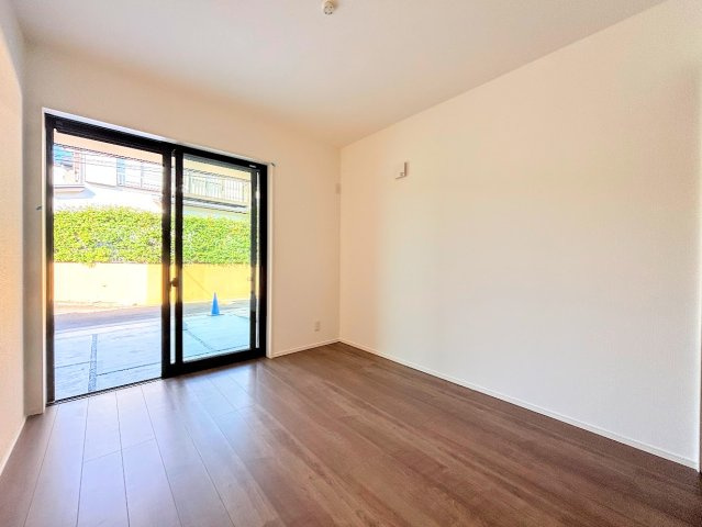 栄区飯島町　新築戸建ての洋室|◆柔らかい陽光が差し込む明るいお部屋を演出する設計。彩光の取れる窓が気持ちの良いお部屋を創り上げます。
