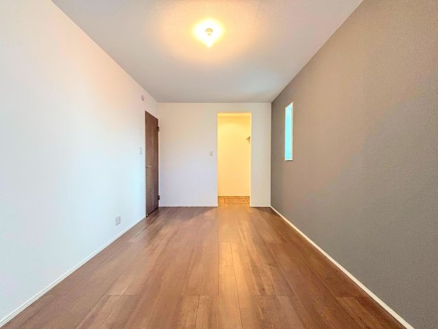 栄区飯島町　新築戸建ての洋室|◆室内はいつも明るい印象なので気持ちの良い朝を迎えられます。各部屋にはクローゼットを完備しており、収納が多いお家はすっきりして快適空間です。
