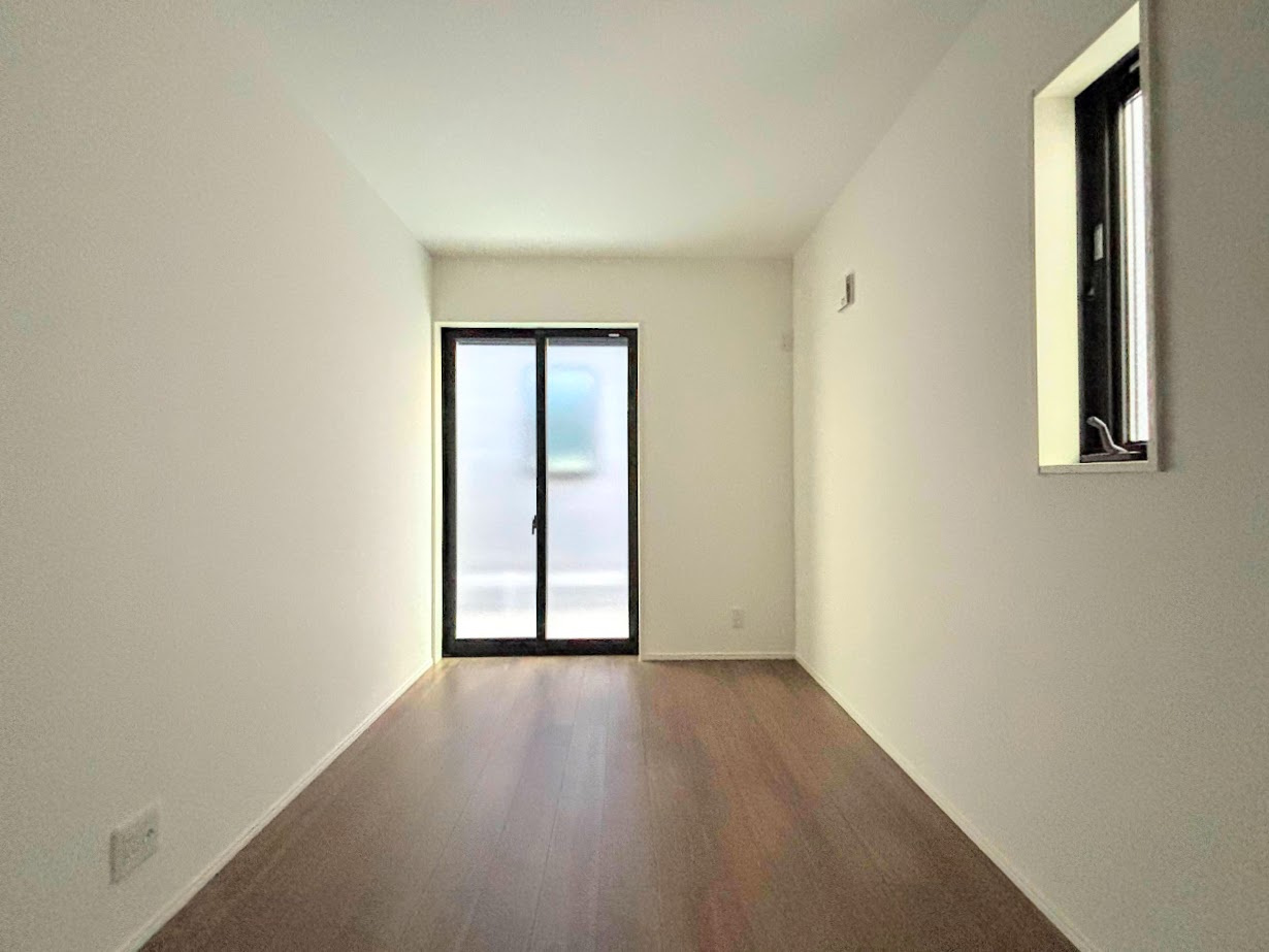 栄区飯島町　新築戸建ての洋室|◆子どものスタディ空間として、あるいは書斎やホビールームとして生活スタイルに合わせて使えるプライベートルーム。居心地のいい落ち着いたインテリアが似合います。
