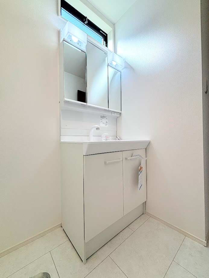 栄区飯島町　新築戸建ての独立洗面台|◆三面鏡裏や、シンクしたにも多数収納を備えた、広々とした洗面化粧台。窓のある明るい洗面所で毎日の身支度も気持ち良くお使い頂けます。
