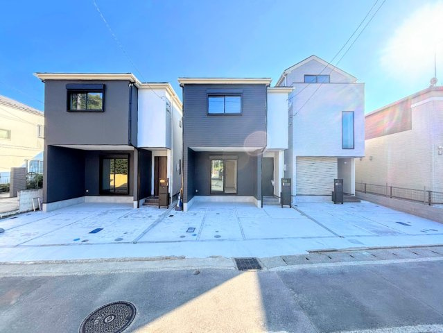 栄区飯島町　新築戸建ての駐車場|◆ゆったりとした駐車スペースを確保いたしましたので、お車2台駐車できます。自転車やバイクなど、ゆとりのある敷地で置き場所に困ることはないでしょう。
