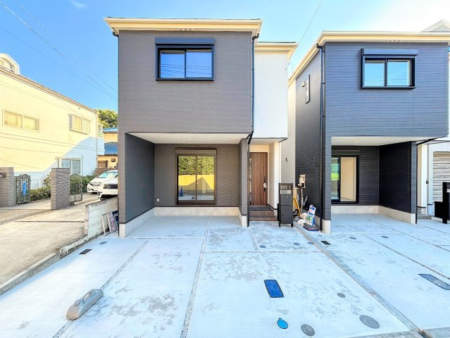 栄区飯島町　新築戸建ての外観|◆一戸建てを中心とした街並みが整然と続き、周辺は高い建物が建っていないので、緑の多い閑静な趣を感じる環境です。街並みや周辺環境も重要なポイントです！！
