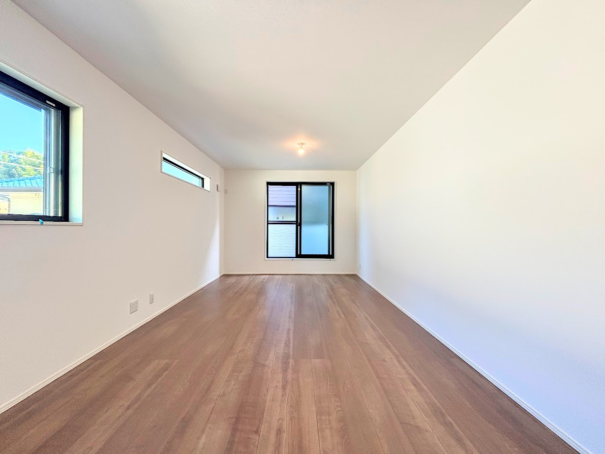 栄区飯島町　新築戸建ての居間・リビング|◆一家だんらんのスペースとなるＬＤＫ。窓から明るい光が差し込み、思わず家族の会話も弾む快適な空間。
