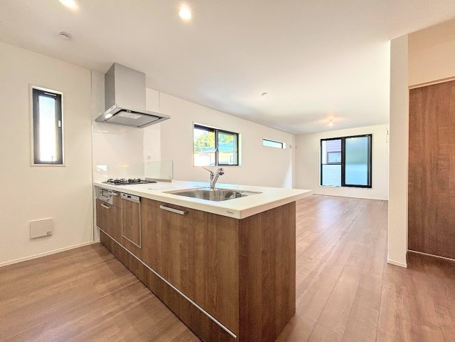 栄区飯島町　新築戸建てのキッチン|◆キッチンからダイニングやリビングが見渡せるキッチン。料理をしながら家族とコミュニケーションをとれるだけでなく、大きな開放感も得られることができます。
