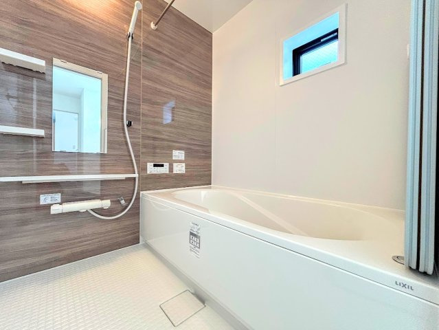 栄区飯島町　新築戸建ての浴室|◆お子様と一緒にバスタイムを楽しめる広々空間。浴室乾燥機付で心地よいバスタイムを実現します。
