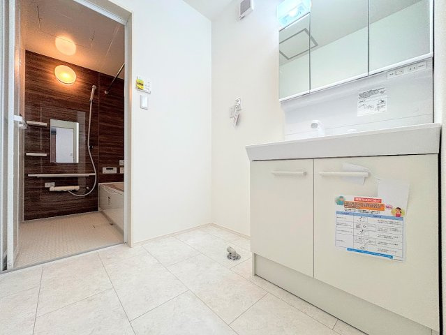 栄区飯島町　新築戸建ての独立洗面台|◆毎日使う場所だから、機能的で使いやすさに配慮したパウダールーム。すっきりと使えるように収納も豊富にご用意しています。
