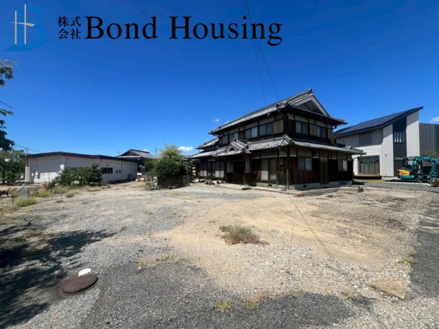 「敷地約243坪」「建物約60坪」 岩岡町野中 築36年の前面道路含む現地写真