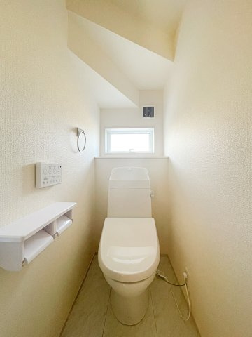 新築戸建　福島市北沢又下台第2　北沢又小・信陵中のトイレ|小窓付きで自然光が入る明るくて爽やかなトイレ空間です！