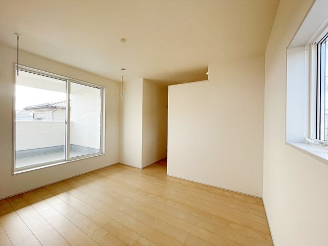 新築戸建　福島市北沢又下台第2　北沢又小・信陵中の洋室|2面採光で明るい洋室です！ホワイト基調の爽やか空間からインナーバルコニーにも出られます♪