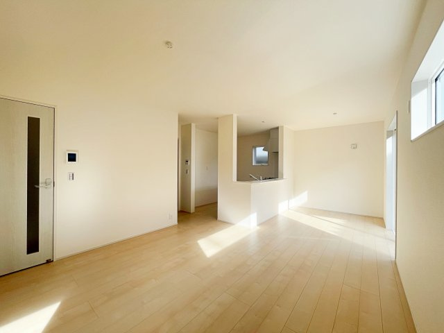 新築戸建　福島市北沢又下台第2　北沢又小・信陵中の居間・リビング|ホワイトを基調とした明るく開放的なLDKです！