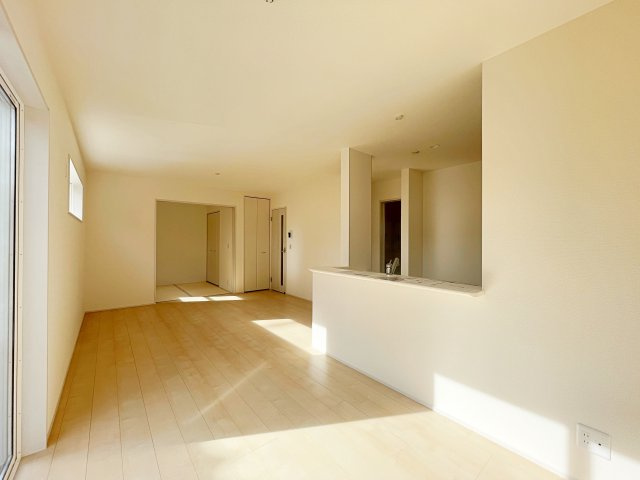 新築戸建　福島市北沢又下台第2　北沢又小・信陵中の居間・リビング|ダイニングには大きな窓があり明るい陽射しが差し込む開放的で心地よい空間です！