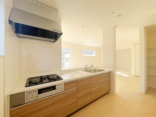 新築戸建　福島市北沢又下台第2　北沢又小・信陵中のキッチン|3口コンロなのでご飯を作りながらお弁当のおかずも作れて便利！