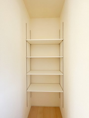 新築戸建　福島市北沢又下台第2　北沢又小・信陵中の収納|あると便利なパントリー付き！可動棚付きなので物の大きさによって高さを変えられるので便利！