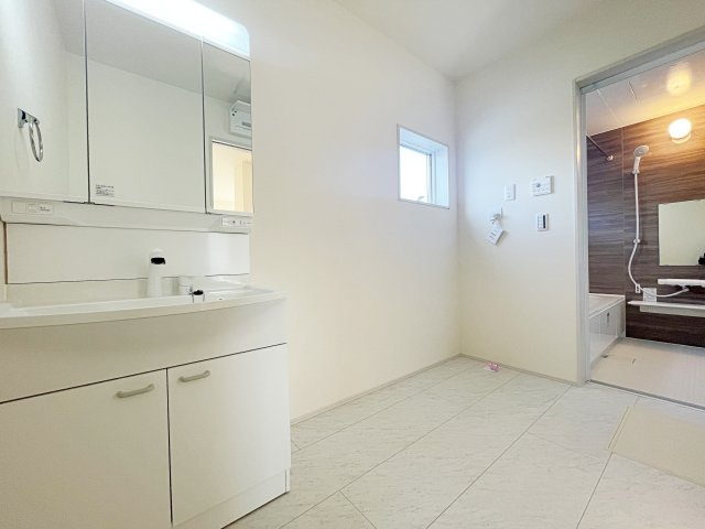 新築戸建　福島市北沢又下台第2　北沢又小・信陵中の独立洗面台|換気しやすい小窓付きで明るく清潔感のあるホワイト基調のランドリースペースです♪