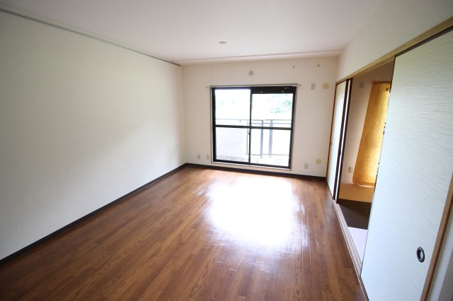 フォレストヒル緑園の居間・リビング|別号室の同仕様の参考写真です。