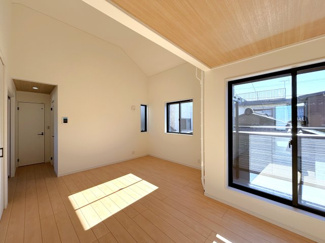 【居間・リビング】 | 今宿南町新築戸建 | 家具の配置がしやすいシンプルな間取りです。