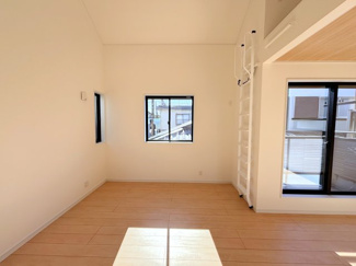 【居間・リビング】 | 今宿南町新築戸建 | リビング部分は天井が高く、開放感があります。