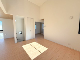 【居間・リビング】 | 今宿南町新築戸建 | どんな家具とも合わせやすいです。