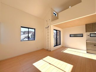 【居間・リビング】 | 今宿南町新築戸建 | 南向きバルコニー付きで自然光が差し込みます。