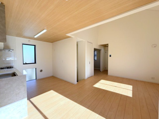 【居間・リビング】 | 今宿南町新築戸建 | 木目クロスの天井でナチュラルな風合いのリビング。