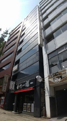 アクシーズ７号館ビルの外観