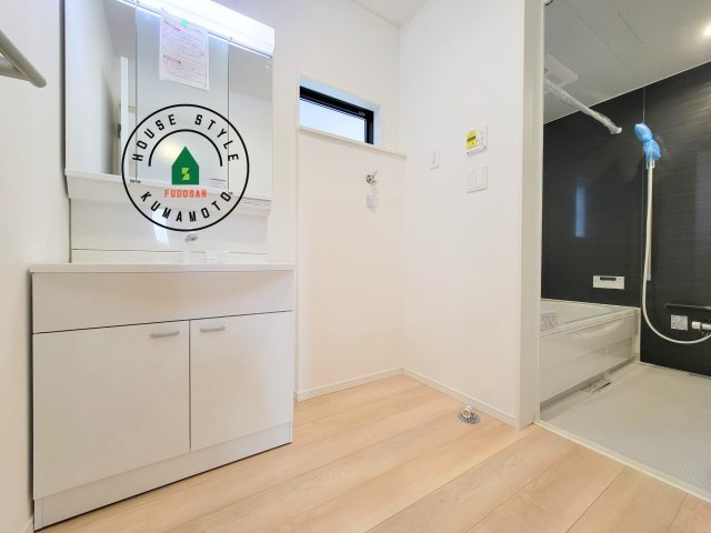 熊本市北区高平3丁目第2-3棟（3号棟）の脱衣所|ゆとりの洗面スペースで朝の身支度もスムーズに。暮らしを快適に変えるシャワー付洗面台です！