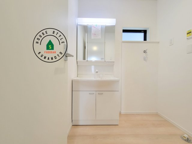 熊本市北区高平3丁目第2-3棟（3号棟）の独立洗面台|毎日使うものだから清潔な空間を保ちたい水回り。洗面にはそんな願いを解消させてくれる収納アイデアが満載です。三面鏡の裏側にはキャビネットが現れ小物から背の高い物まで収納できます。