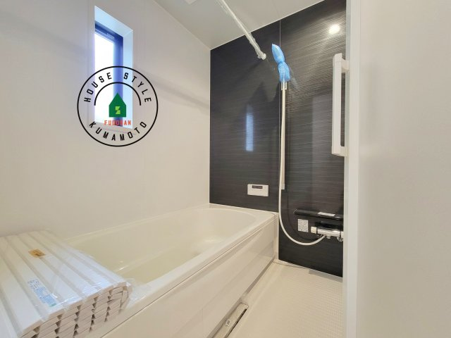 熊本市北区高平3丁目第2-3棟（3号棟）の浴室|1日の疲れを癒してくれる広々バスルーム。雨の日のお洗濯にも大活躍な浴室乾燥機付です！