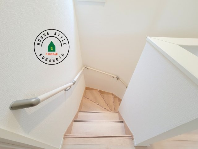 熊本市北区高平3丁目第2-3棟（3号棟）の内装|＜手すり付階段＞手すりがないと階段の昇り降りで危険なことはもちろん、壁に手をつきながら歩くことで壁紙が汚れやすくなります。すべての方に快適に昇り降りしていただくため、手すりを設置しました。