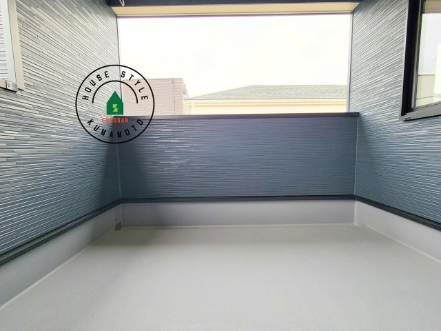 熊本市北区高平3丁目第2-3棟（3号棟）のバルコニー|風をしっかりと感じられるバルコニーでは、毎日が洗濯日和です。広々としているので洗濯も楽しくなるでしょうし、気分転換にバルコニーからの眺めを楽しむのもいいでしょう。