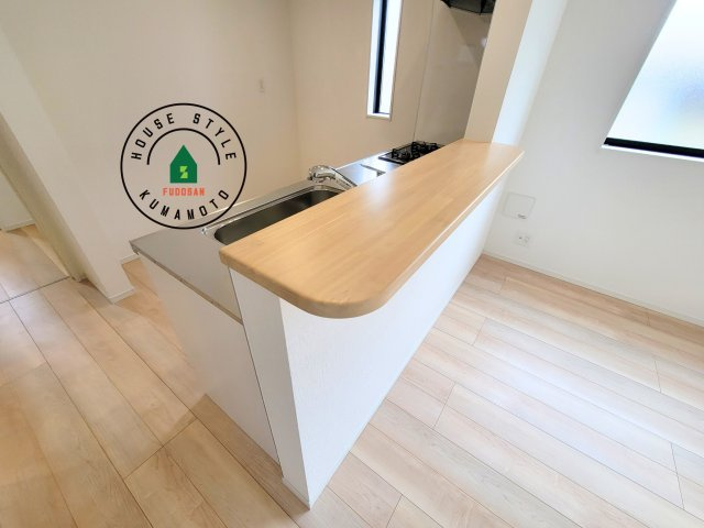 熊本市北区高平3丁目第2-3棟（3号棟）のダイニング|キッチンから立ち込める香りが今日の料理を期待させます。