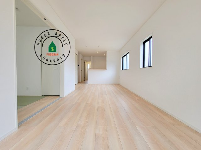 熊本市北区高平3丁目第2-3棟（3号棟）の居間・リビング|キッチンからリビングをしっかり確認できます。家族の笑顔があふれる空間になりそうですね。