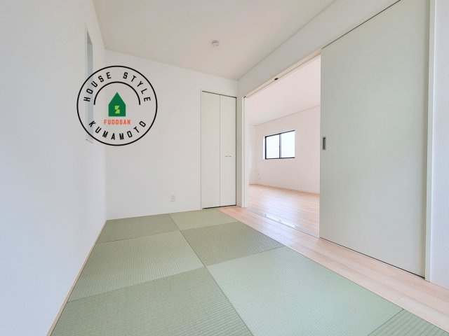 熊本市北区高平3丁目第2-3棟（3号棟）の和室|和室を上手に活用すると暮らし方の幅が広がります。例えば普段は開け放して、子供の小さいうちはお昼寝や遊びのスペースに。畳はソフトなので転んでもケガをしにくく安心です