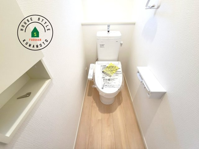 宇城市松橋町南豊崎第2-2棟（1号棟）の内観：施工例|トイレ・ウォシュレット付。快適で衛生的な洗浄機能付温水シャワートイレです。収納や手すりもついてます。