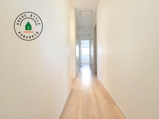 宇城市松橋町南豊崎第2-2棟（1号棟）の内観：施工例|平屋はワンフロアしかないため、部屋と部屋の距離が近くなります。 生活音の緩衝材として廊下を活用するのがおすすめです。