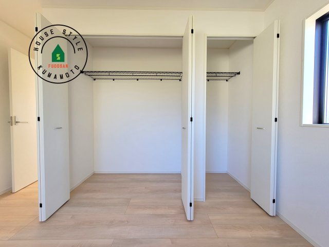 宇城市松橋町南豊崎第2-2棟（1号棟）の内観：施工例|【WIC（ウォークインクローゼット）】 たくさんの洋服をかけてもシワになりにくいウォークインクローゼット。洋服以外にも、普段使わない家電やスーツケース、ストック品など何でも片付く嬉しい空間です。
