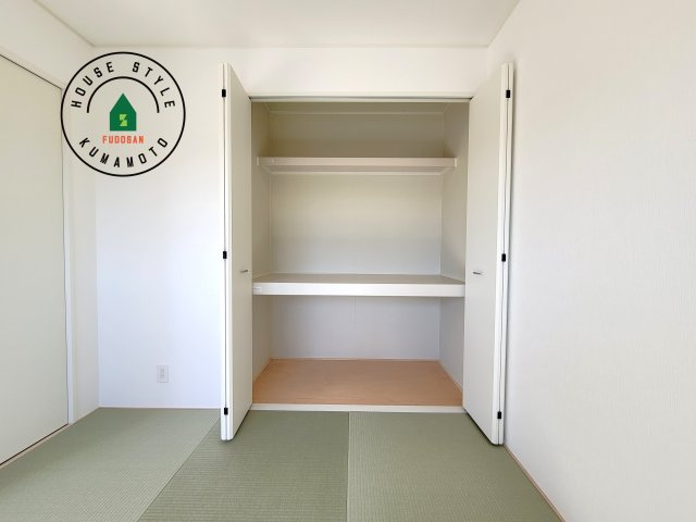 宇城市松橋町南豊崎第2-2棟（1号棟）の内観：施工例|壁面クローゼットのメリットは、衣類が横一列に並ぶためひと目で洋服が選びやすいこと。衣類をたくさんお持ちの方も、限られたスペース内に無理なく収納することができます。